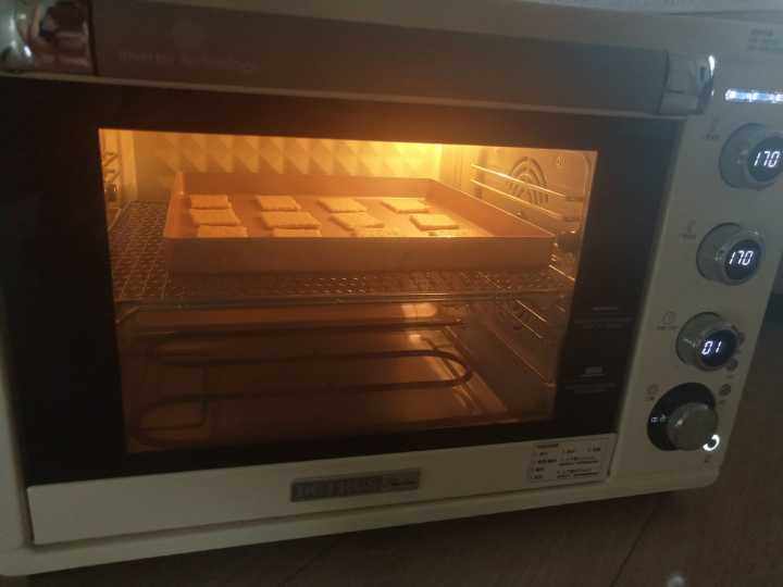 橄榄油原味脆饼,6、柏翠5400烤箱中层170度预热，烘烤15-18分钟即可。
