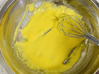 蜂蜜松饼🥞,这样细腻的蛋黄糊不要有面粉颗粒。