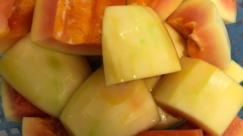 木瓜花生猪尾汤,切木瓜备用，个人喜欢切大一点，因为不会溶掉，吃起来有口感