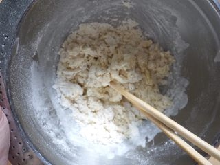 自制宝宝磨牙棒,用筷子搅拌成絮状