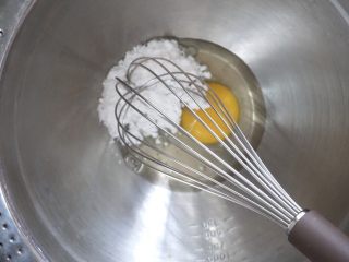 自制宝宝磨牙棒,鸡蛋倒入盆内加入糖