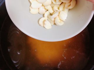 鲜荷叶百合莲子粥（清热解暑）,将包好的莲子放入锅中。