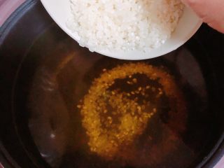 鲜荷叶百合莲子粥（清热解暑）,将大米倒入荷叶水中。