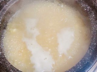 鲜荷叶百合莲子粥（清热解暑）,用麦饭石砂锅熬煮粥，盖盖儿小火熬制。是不是搅拌，避免糊底。