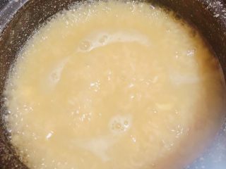 鲜荷叶百合莲子粥（清热解暑）,冰糖放入后熬煮五分钟，收汁即可出炉了。