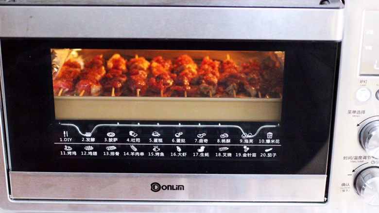 洋葱香烤五花肉,200度先烤10分钟后。