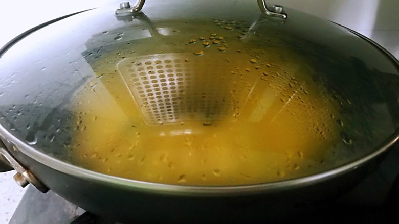 南瓜水煎花卷,锅开小火，慢慢的煎至底部金黄的时候加入一碗水，水的多少以淹过底部为主，还是盖上盖子，等水全部干的时候，花卷也就熟了。