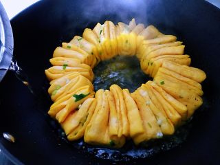 南瓜水煎花卷,盖上盖子发酵，夏天这个温度虽然天有点热，但是做发酵的面食是很方便的，要不了多长时间就能发酵完成，20分钟左右。