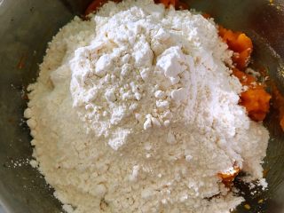 南瓜水煎花卷,南瓜泥放的稍微凉一点时加入发酵粉搅匀。