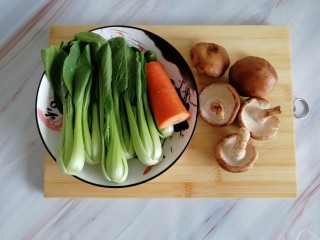 香菇油菜,准备好所有的食材，洗净备用，油菜去掉老叶，在根部切十字刀