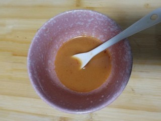 香菇油菜,小碗里加一小勺淀粉，加入适量辣椒粉、糖、醋、蚝油，再加一点点水调匀