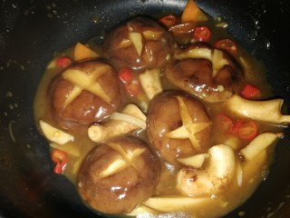 香菇油菜,香菇稍炒片刻后，加入调好的淀粉勾芡，出锅前加盐调味