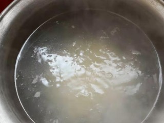 薯条🍟,放入锅中煮，煮好后用清水冲一遍