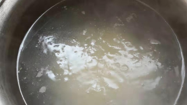 薯条🍟,放入锅中煮，煮好后用清水冲一遍