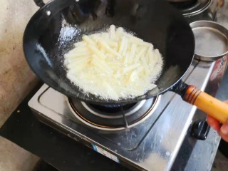 薯条🍟,用50至60度的油温炸第一遍