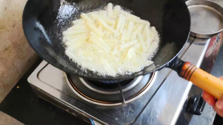 薯条🍟,用50至60度的油温炸第一遍