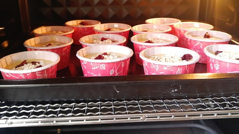 香蕉燕麦马芬蛋糕,烤箱180度预热10分钟，放入烤盘，180度上下火中层烤20分钟