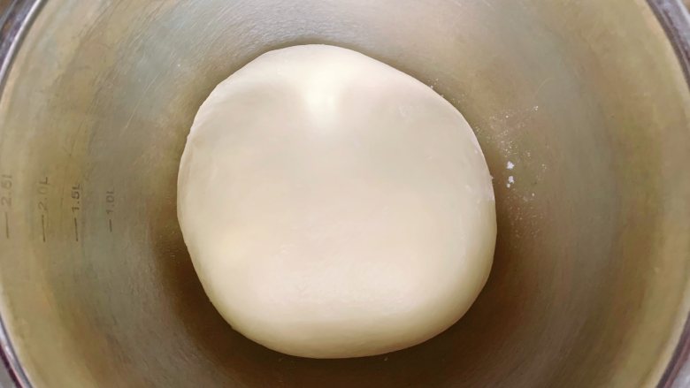 酸奶小餐包,将揉好的面团放入容器里，盖上保鲜膜，放在26度的室温环境下进行基础发酵。