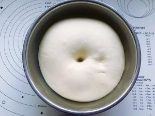 酸奶小餐包,面团发酵至两倍大即可，判断面团有没有发酵到位，可以用手指在面团中间戳一个洞，洞洞不回缩不塌陷说明面团发酵到位。