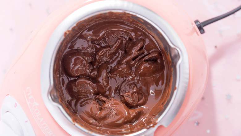 “冰火两重天”的巧克力熔岩蛋糕，越吃越上瘾！,黑巧克力用热融锅融化。

