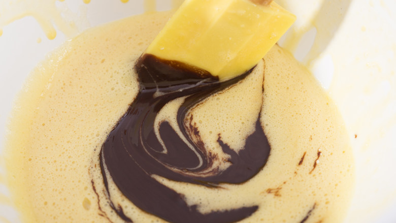 “冰火两重天”的巧克力熔岩蛋糕，越吃越上瘾！,倒入混合好的黑巧克力和黄油，加少许盐，搅拌均匀。
