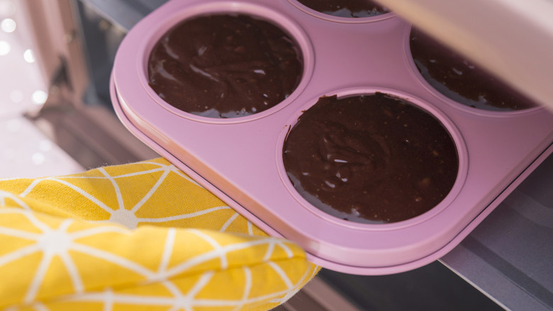 “冰火两重天”的巧克力熔岩蛋糕，越吃越上瘾！,将面糊倒入准备好的模具中，放进烤箱，200度6分钟即可。
