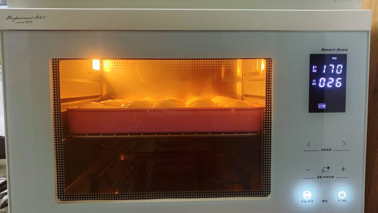 酸奶小餐包,放入预热至170度的烤箱中层，上下火烘烤15-20分钟，烤至表面色泽金黄即可出炉。