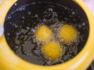 作为一个有内涵的土豆，这样做立刻好吃到飞起！,锅内倒油，油温140度左右的时候，放入土豆球。
