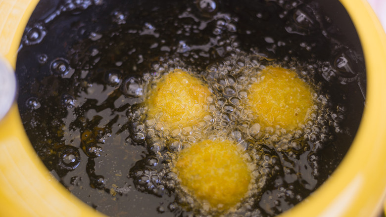 作为一个有内涵的土豆，这样做立刻好吃到飞起！,锅内倒油，油温140度左右的时候，放入土豆球。
