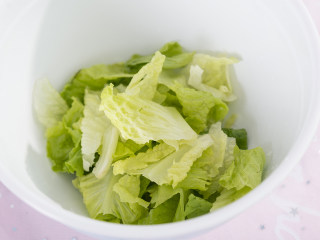 “沙拉之王”——凯撒沙拉，让人无法拒绝的诱惑！,将罗马生菜洗干净沥干，撕成小片。
