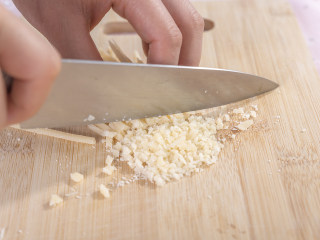 “沙拉之王”——凯撒沙拉，让人无法拒绝的诱惑！,将干酪切丝，弄碎。
