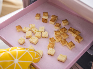 “沙拉之王”——凯撒沙拉，让人无法拒绝的诱惑！,面包切丁后，放入烤箱，烘至金黄色即可。
