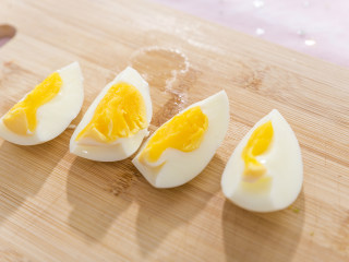 “沙拉之王”——凯撒沙拉，让人无法拒绝的诱惑！,鸡蛋煮熟后，剥壳切块备用。
