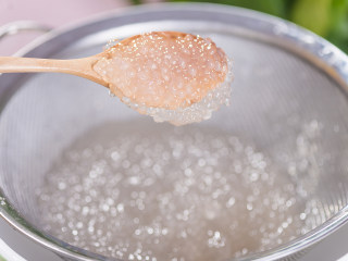 炎炎夏日，你一定要来一碗清凉又解暑的甜品！,待西米完全透明后，沥干水分，捞出备用