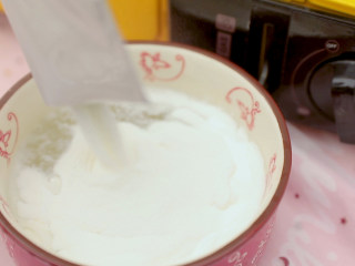 炎炎夏日，你一定要来一碗清凉又解暑的甜品！,将香浓椰浆粉倒入热水中，充分搅拌