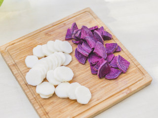 紫薯这么吃，营养美味又低脂，轻松瘦出小蛮腰！,将紫薯和山药洗净切块