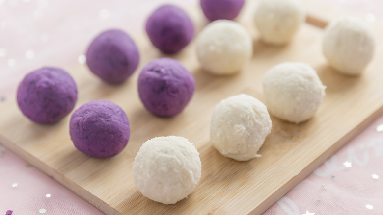紫薯这么吃，营养美味又低脂，轻松瘦出小蛮腰！,将压好的紫薯泥和山药泥揉成每个30g左右的圆球