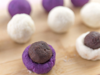 紫薯这么吃，营养美味又低脂，轻松瘦出小蛮腰！,将紫薯球和山药球压扁，包入20g豆沙，再重新揉成圆球