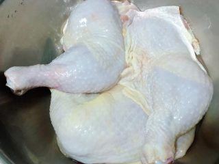 红烧鸡腿面,在超市买到新鲜的鸡腿在清水中浸泡二十分钟后洗净备用