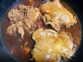 红烧鸡腿面,鸡腿肉炖至25分钟汤汁不多时完全入味即可出锅享用