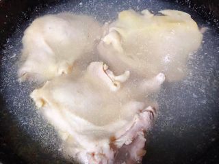 红烧鸡腿面,锅中烧开水放入鸡腿肉焯水去除油脂和杂质