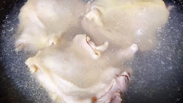 红烧鸡腿面,锅中烧开水放入鸡腿肉焯水去除油脂和杂质