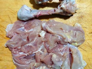 红烧鸡腿面,鸡腿取出里面的骨头用刀背拍松鸡肉