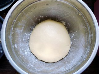 发面豆沙油酥饼,将揉好的面团放入容器里，盖上保鲜膜，室温发酵至两倍大。