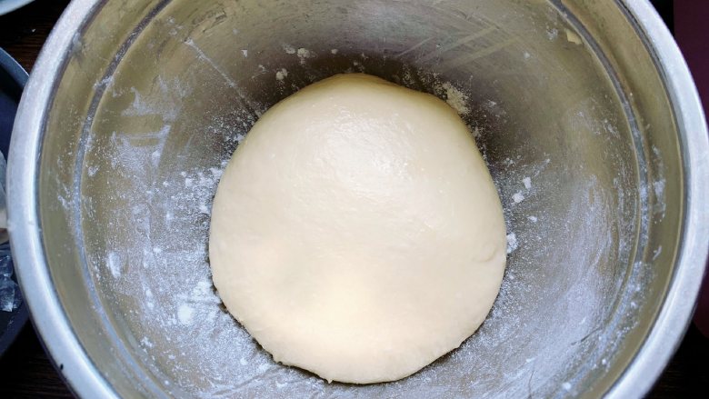 发面豆沙油酥饼,将揉好的面团放入容器里，盖上保鲜膜，室温发酵至两倍大。