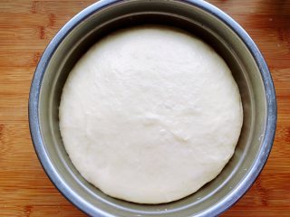 发面豆沙油酥饼,用手指在面团中间戳个洞，洞洞不回缩不塌陷，说明面团发酵到位。