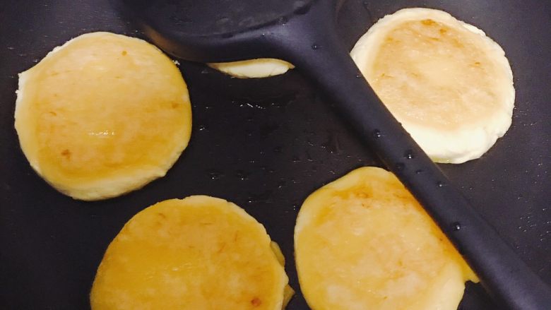 南瓜糯米夹心饼,注意小火，煎的过程用铲轻压饼