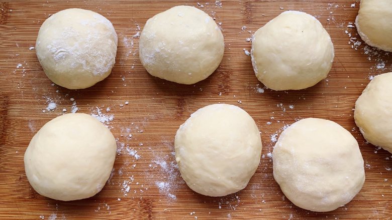 发面豆沙油酥饼,将发酵好的面团揉搓排气，滚圆后称重，分次16个大小均等的小面团，并揉圆。