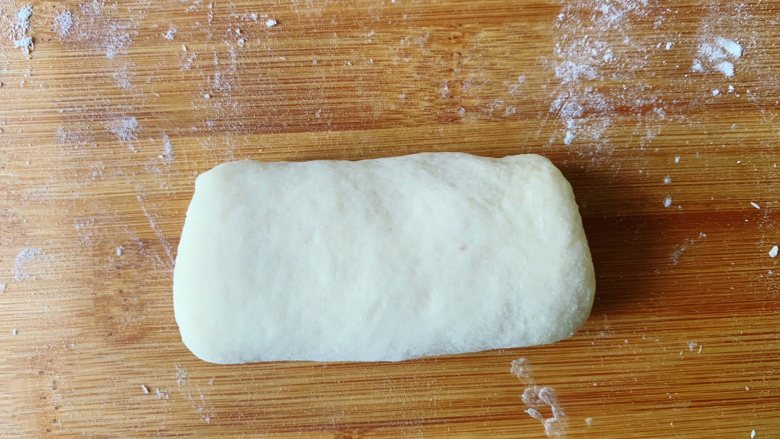 发面豆沙油酥饼,自上而下卷成长条形。