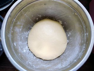 金钱小面包,取出揉好的面团放入容器里，盖上保鲜膜放在26度的室温环境下进行基础发酵。